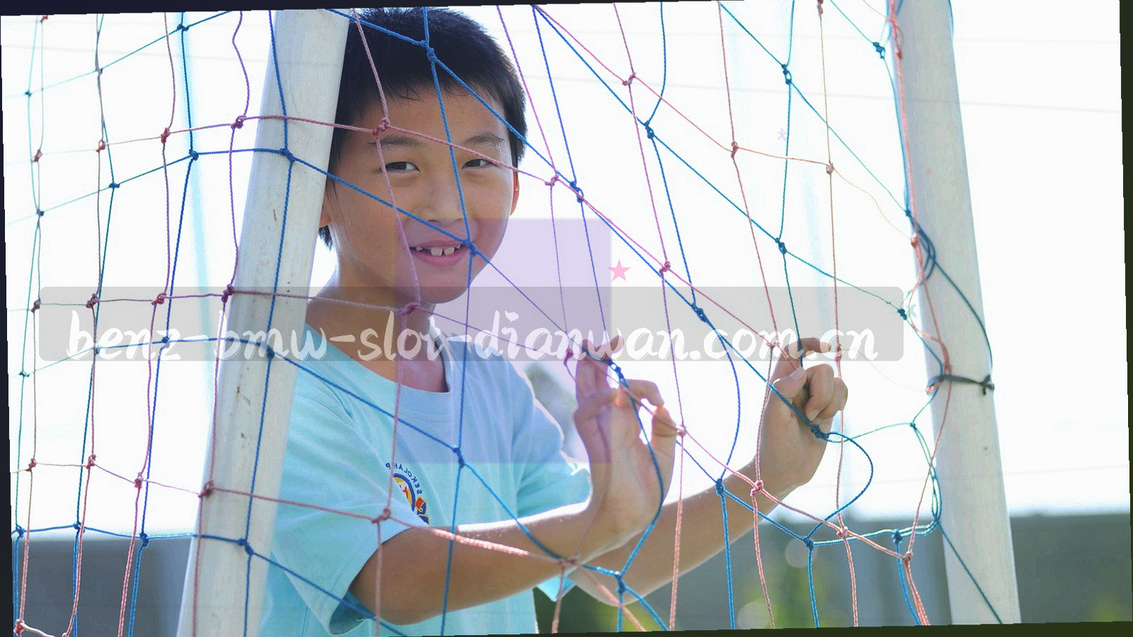 北方城市夜景中楼宇霓虹的抽象剪影，湿润路面反光，不出现可辨识的店名与门牌号