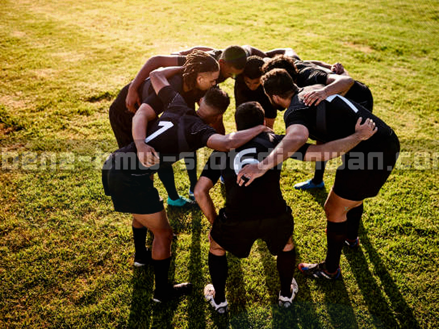 老工业厂房与霓虹光带的夜景抽象剪影，铁锈色与电光蓝交织，画面不指向具体门牌